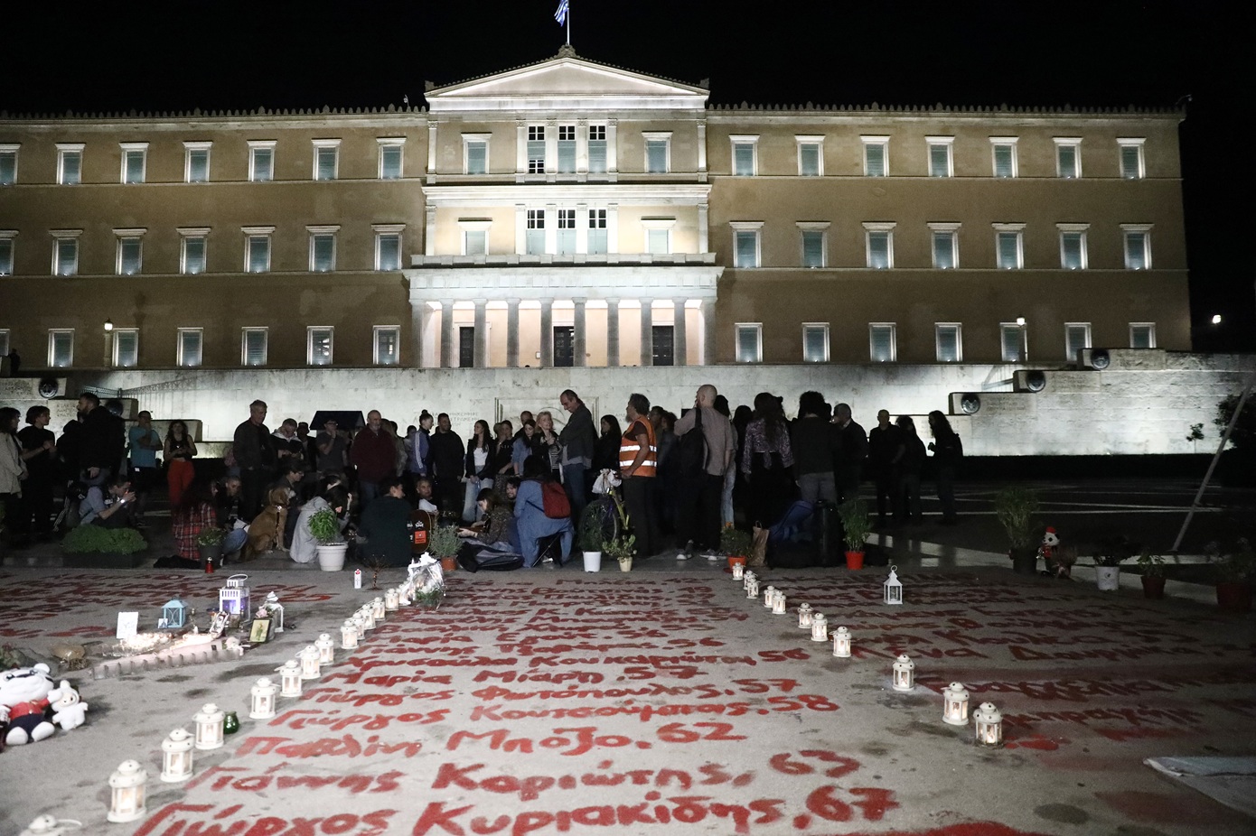 «Ίσως είναι η τελευταία φορά που είμαστε εδώ» – Προσκλητήριο των νεκρών των Τεμπών μπροστά στη Βουλή