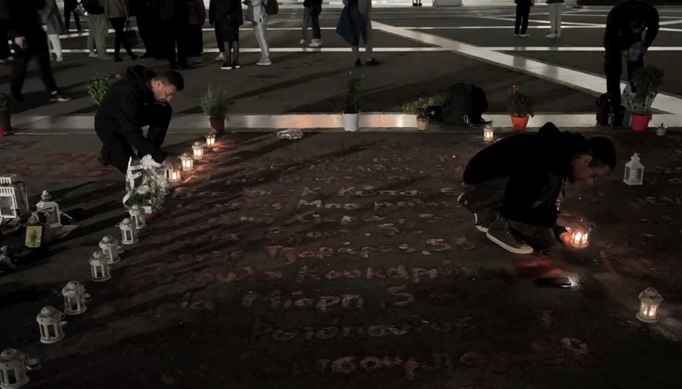 Συγκεντρώσεις μνήμης κάθε βράδυ για τα θύματα των Τεμπών μπροστά από τη Βουλή