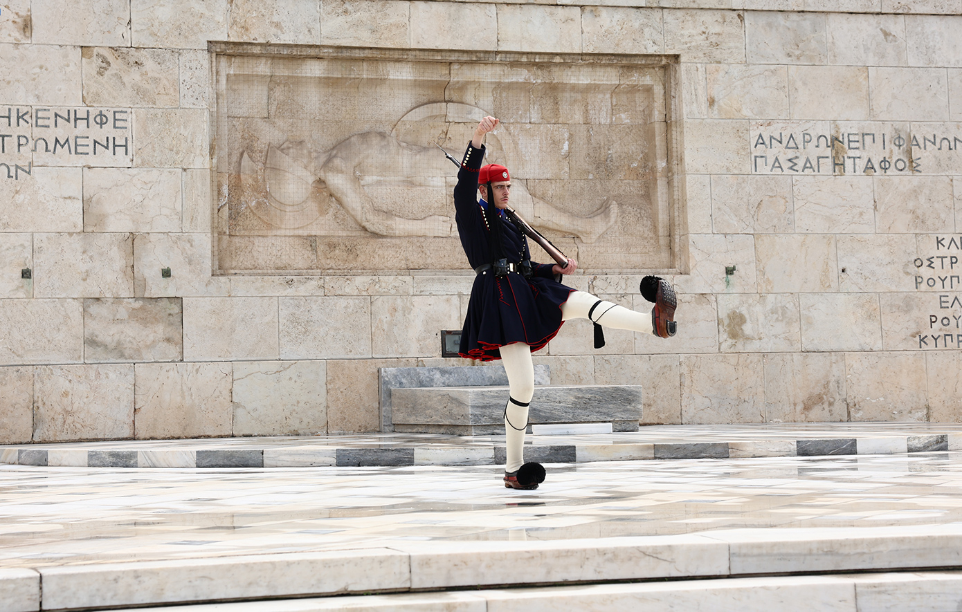 «Πάμε στα δικαστήρια», λέει ο Δούκας για την ανάθεση της καθαριότητας του Αγνώστου Στρατιώτη σε ιδιώτες