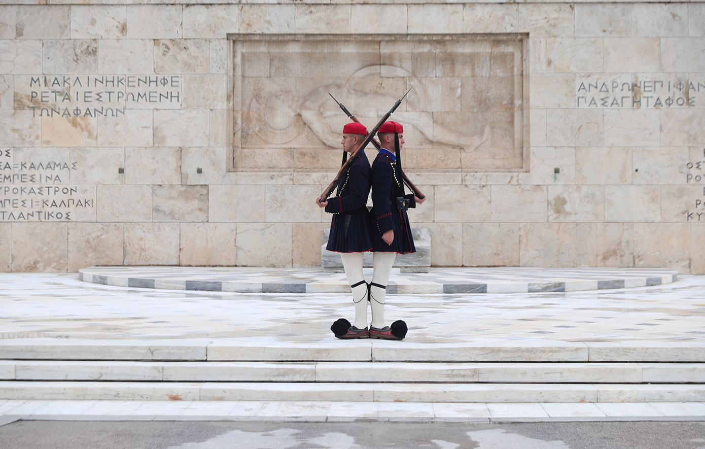 Πεδίο σφοδρής πολιτικής αντιπαράθεσης το μνημείο του Άγνωστου Στρατιώτη – Η απάντηση της κυβέρνησης
