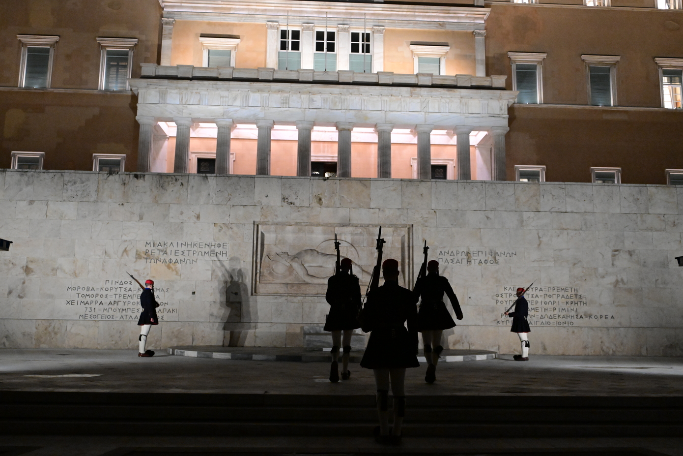 Ο απόηχος της «μάχης» για τον Άγνωστο Στρατιώτη στη Βουλή &#8211; Οι αποστάσεις Δένδια και οι διαχωριστικές γραμμές Μητσοτάκη με την αντιπολίτευση