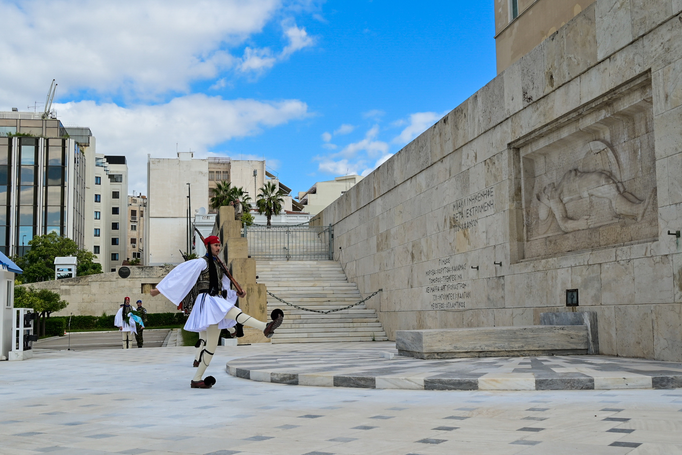 Για ποιο λόγο ο πρωθυπουργός πετά το «μπαλάκι» των ευθυνών για την προστασία του Άγνωστου Στρατιώτη στον Δένδια