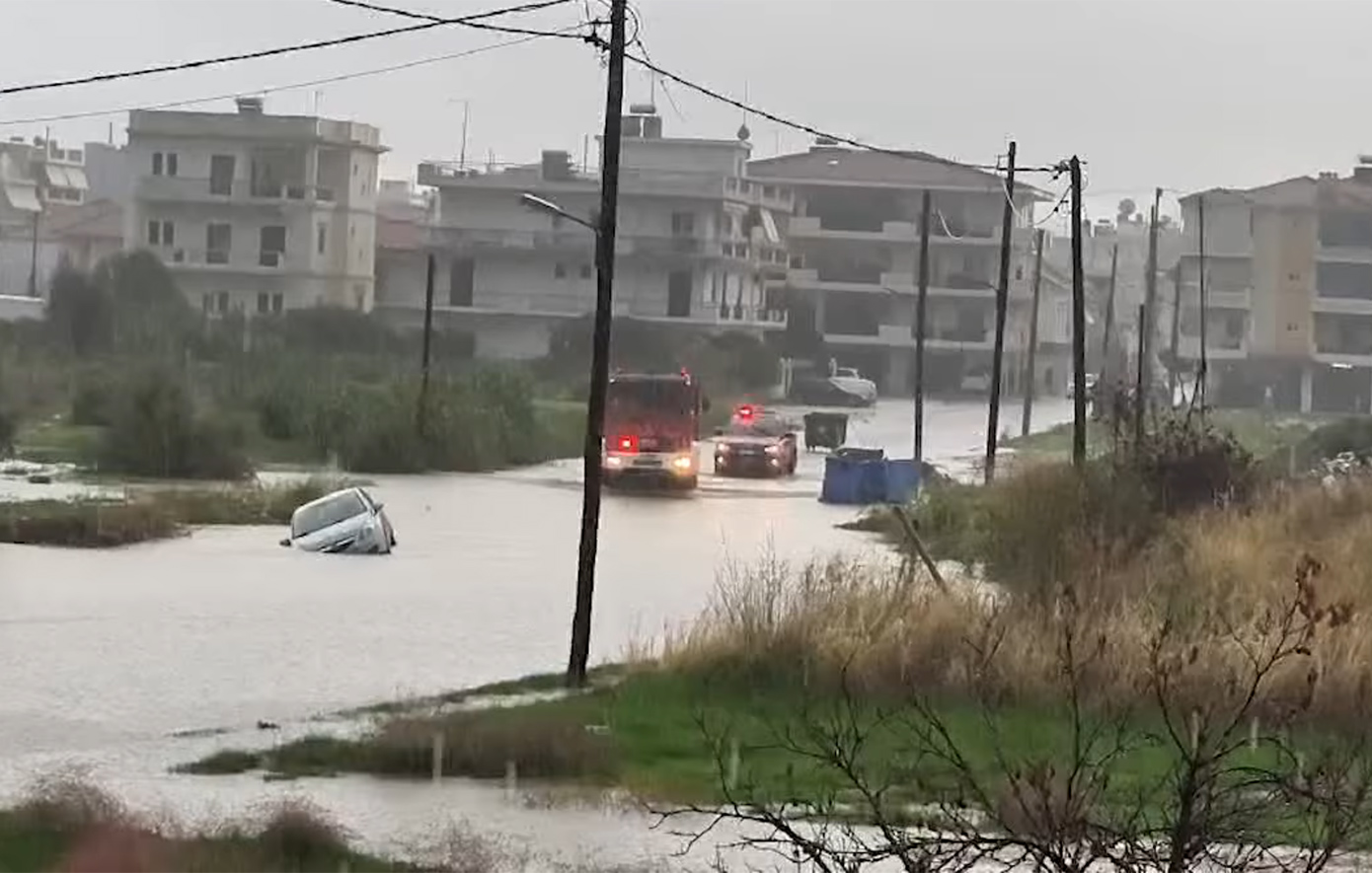Σε χάος το Μεσολόγγι από τη σφοδρή κακοκαιρία &#8211; Ξυλοκόπησαν δημοτικό υπάλληλο που βρισκόταν «στην πρώτη γραμμή» αποκατάστασης