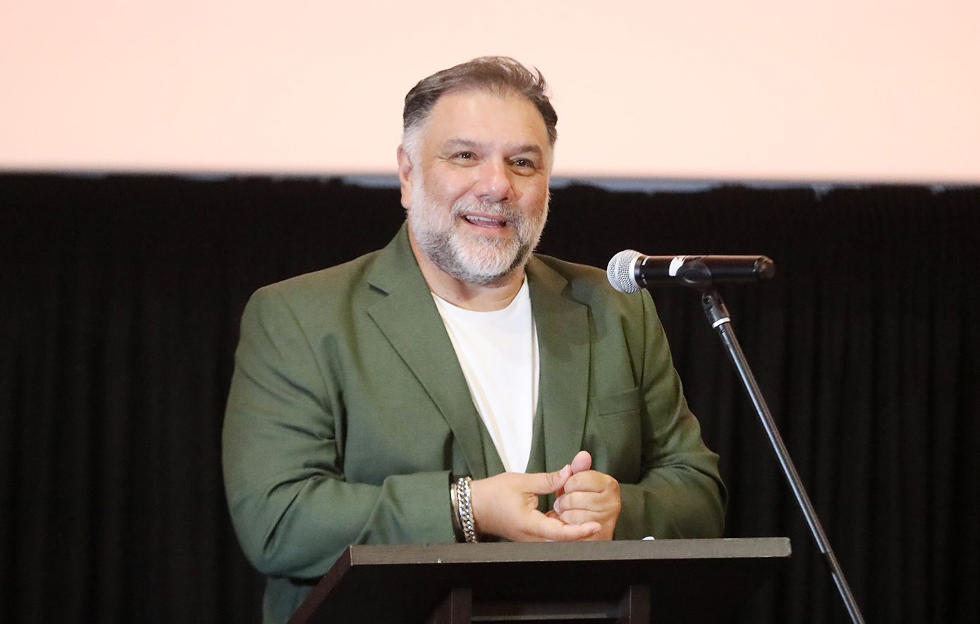 Ο Γρηγόρης Αρναούτογλου παραδέχεται: «Ήμουν τόσο θρησκόληπτος που δεν έκανα σεξ κάθε Τετάρτη και Παρασκευή»