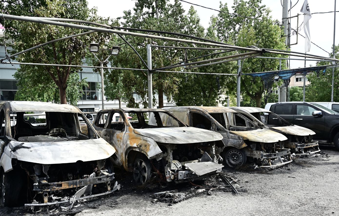 Εμπρηστική επίθεση σε αντιπροσωπεία οχημάτων στη Νέα Φιλαδέλφεια