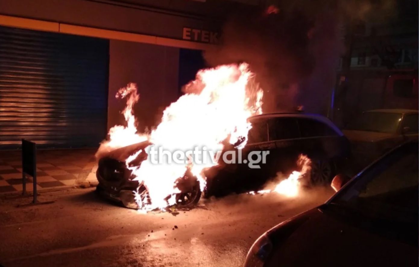 Φωτιά σε αυτοκίνητο στην Ηλιούπολη Θεσσαλονίκης &#8211; Το όχημα κάηκε ολοσχερώς