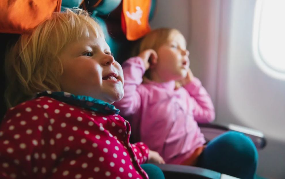 Επιβάτης φώναξε σε παιδί που τσίριζε σε όλη την πτήση &#8211; Γιατί τον αποθέωσε το διαδίκτυο