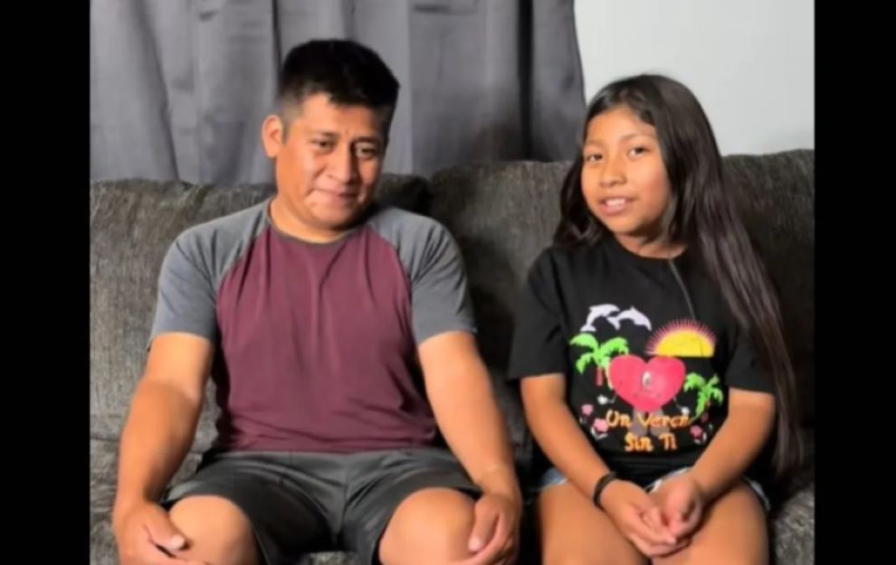 Λιώνει καρδιές 9χρονη που μαθαίνει αγγλικά στον μπαμπά της