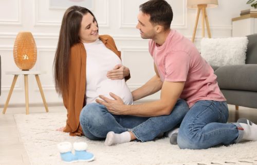 «Είμαστε έγκυοι»: Γιατί αυτή η φράση μπορεί να ταράξει την ισορροπία του ζευγαριού