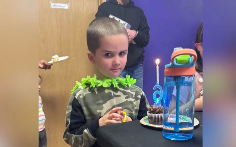 6χρονος πήγε στο πάρτι συμμαθήτριάς του κι αυτό που έκαναν οι γονείς για εκείνον συγκίνησε τους πάντες