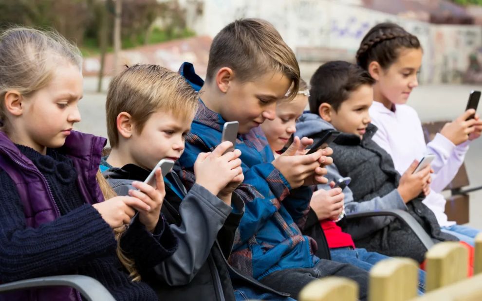 Όταν το group chat του σχολείου παίρνει φωτιά: Πώς να κρατήσεις την ψυχραιμία σου ως γονιός