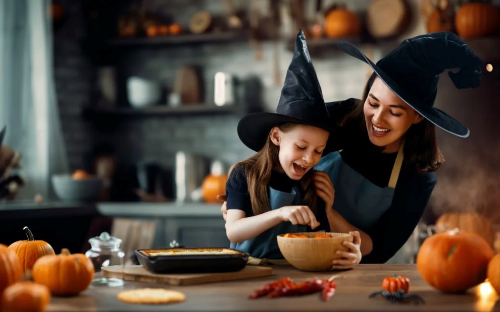 Πώς βρέθηκε το Halloween στην Ελλάδα και γιατί τώρα σκαλίζουμε κολοκύθες;