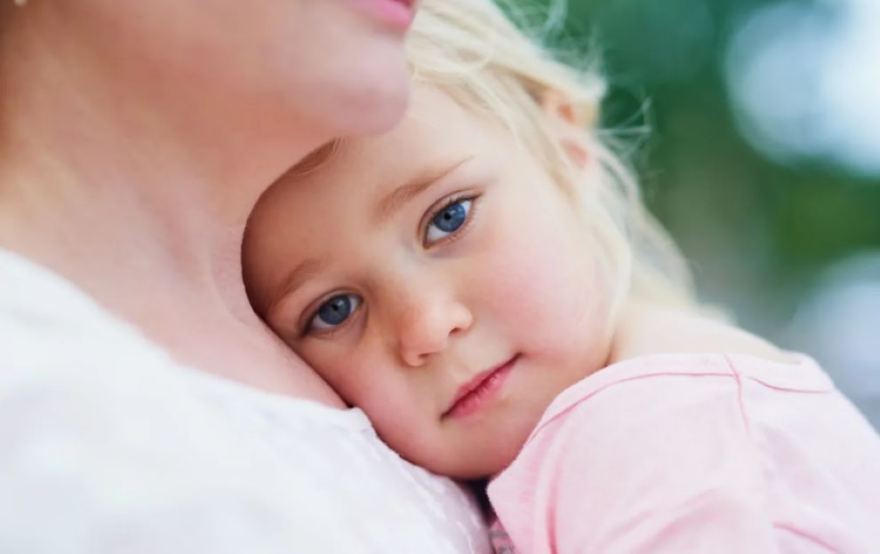 Είναι εντάξει να κλαις μπροστά στα παιδιά σου; Κι όμως μπορεί να τους κάνει καλό