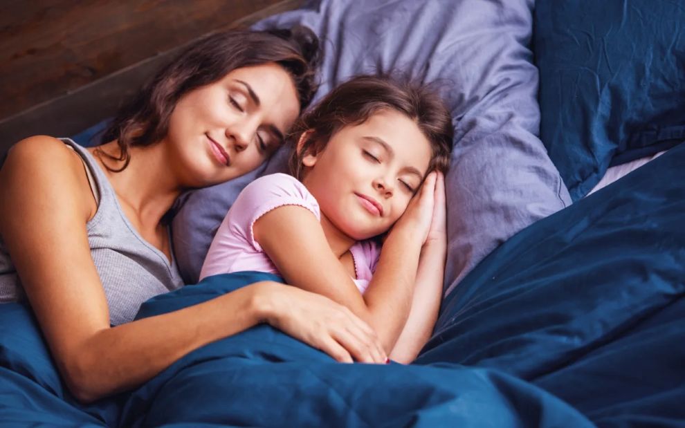 Την «έκραξαν» που κοιμάται με τα τρία παιδιά της κι εκείνη τους αποστόμωσε