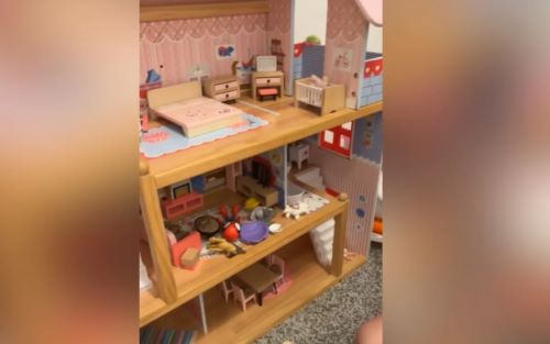 Όχι, δεν είναι κούκλες: Κοριτσάκι έφτιαξε το πιο creepy κουκλόσπιτο και άφησε τους πάντες άφωνους