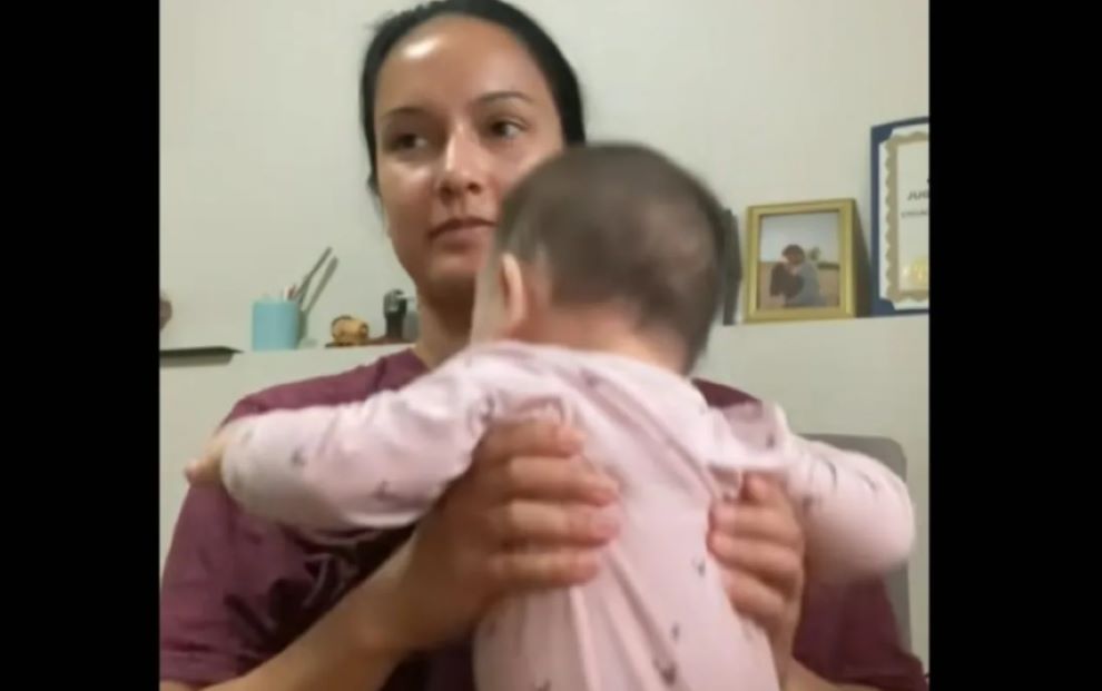 Εργαζόμενη μαμά έφερε το μωρό της στο meeting και μας θύμισε τι σημαίνει πραγματική στήριξη στη δουλειά