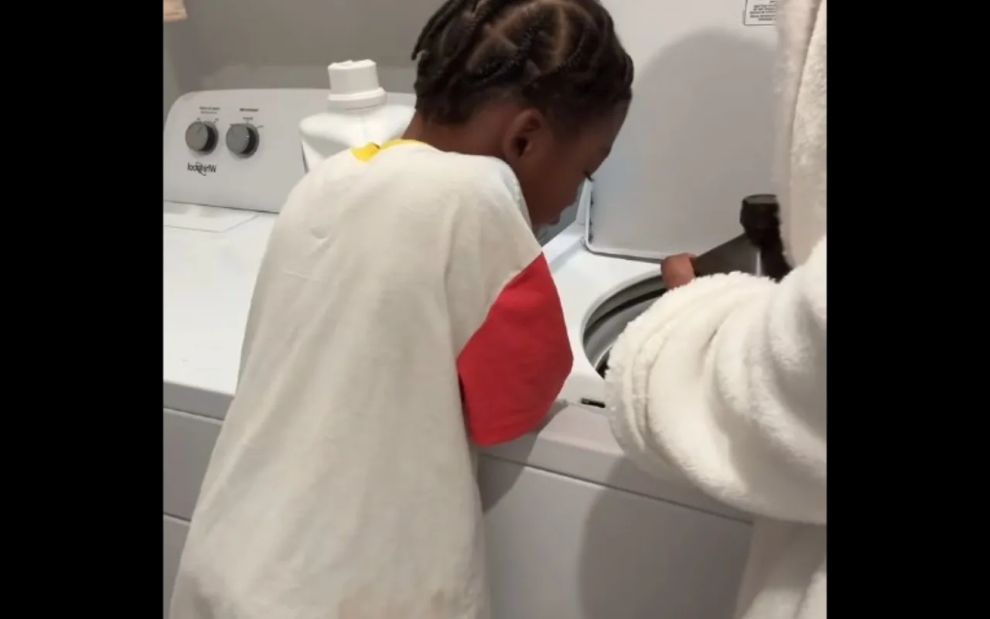 Μαμά μιλά στον μικρό γιο της για την περίοδο και αποθεώνεται