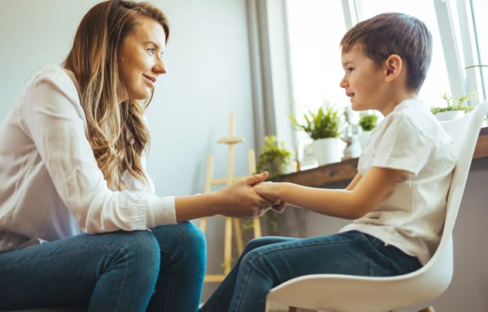 Η στιγμή που ένωσε μαμά και θετή μητέρα: Μια αληθινή ιστορία συμφιλίωσης