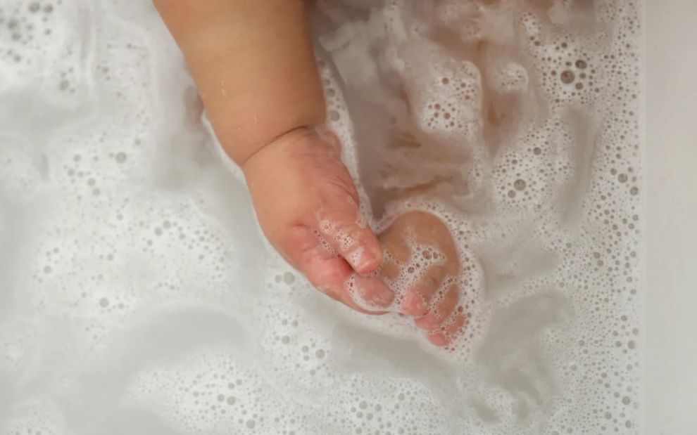 Μπαμπάς έκανε μπάνιο το μωρό και το… «λάθος» του έκανε το TikTok να κλάψει από τα γέλια