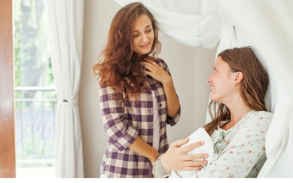 Επίσκεψη σε νεογέννητο: Οι βασικοί κανόνες που πρέπει να γνωρίζετε