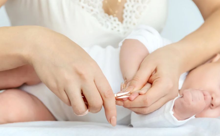 Πώς θα κόψω με ασφάλεια τα νυχάκια του μωρού;