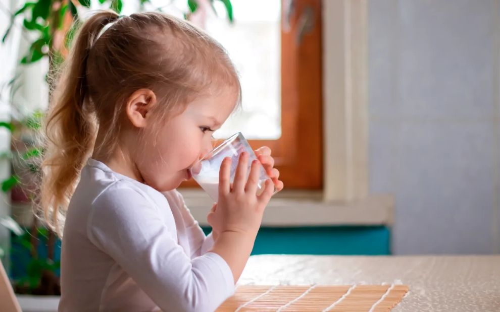 Το παιδί πίνει μόνο γάλα και τίποτα άλλο: Τι απαντά ο παιδίατρος