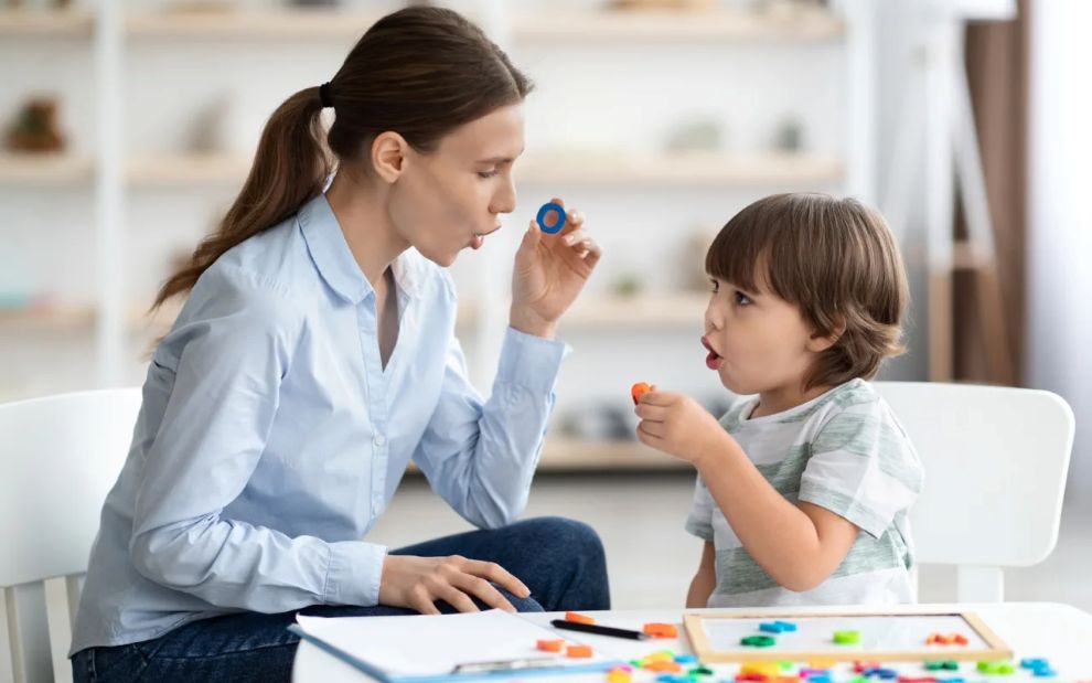 Το παιδί μου τραυλίζει, πώς μπορώ να το βοηθήσω;