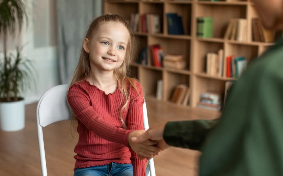 3 τρόποι για να μεγαλώσετε ένα παιδί με κοινωνικές δεξιότητες