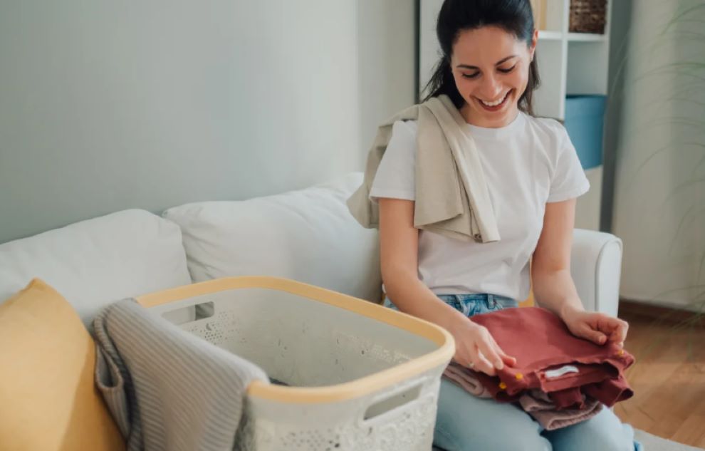 Πώς να διπλώσετε σωστά τα ρούχα σας μέσα σε ένα απλό βίντεο
