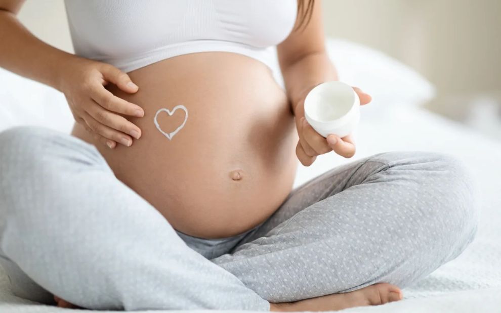 Κρέμες για τις ραγάδες της εγκυμοσύνης: Βοηθούν ή αποτελούν έναν ακόμη μύθο;