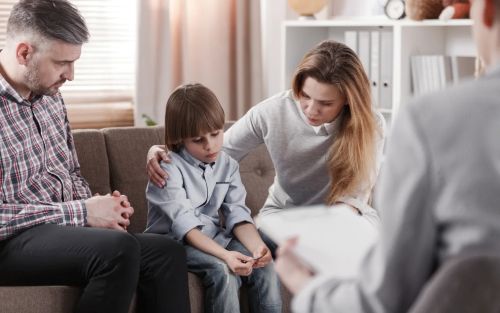 «Μαμά, μπαμπά με είπαν ηλίθιο στο σχολείο»: Πώς να στηρίξεις το παιδί με αγάπη και ενσυναίσθηση