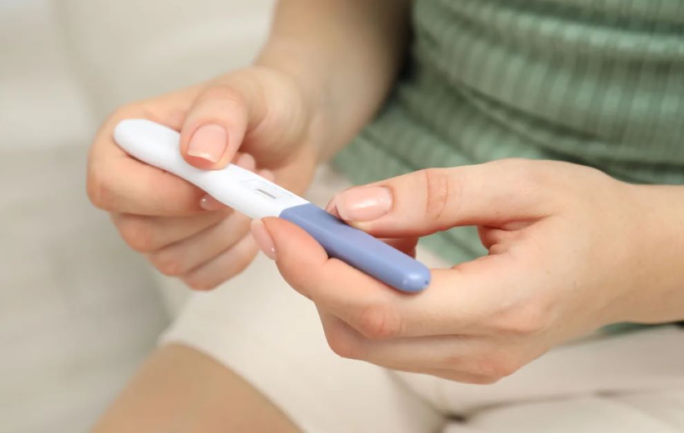 Γραμμή εξάτμισης: Τι σημαίνει η αχνή ένδειξη στο τεστ εγκυμοσύνης σου;