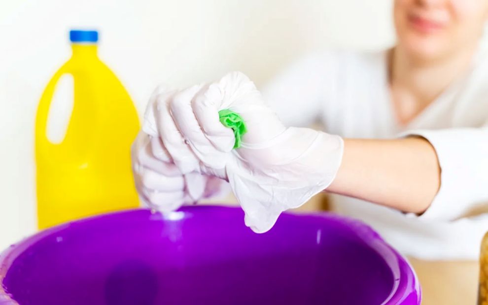5 πράγματα που δεν πρέπει ποτέ να καθαρίζετε με χλωρίνη