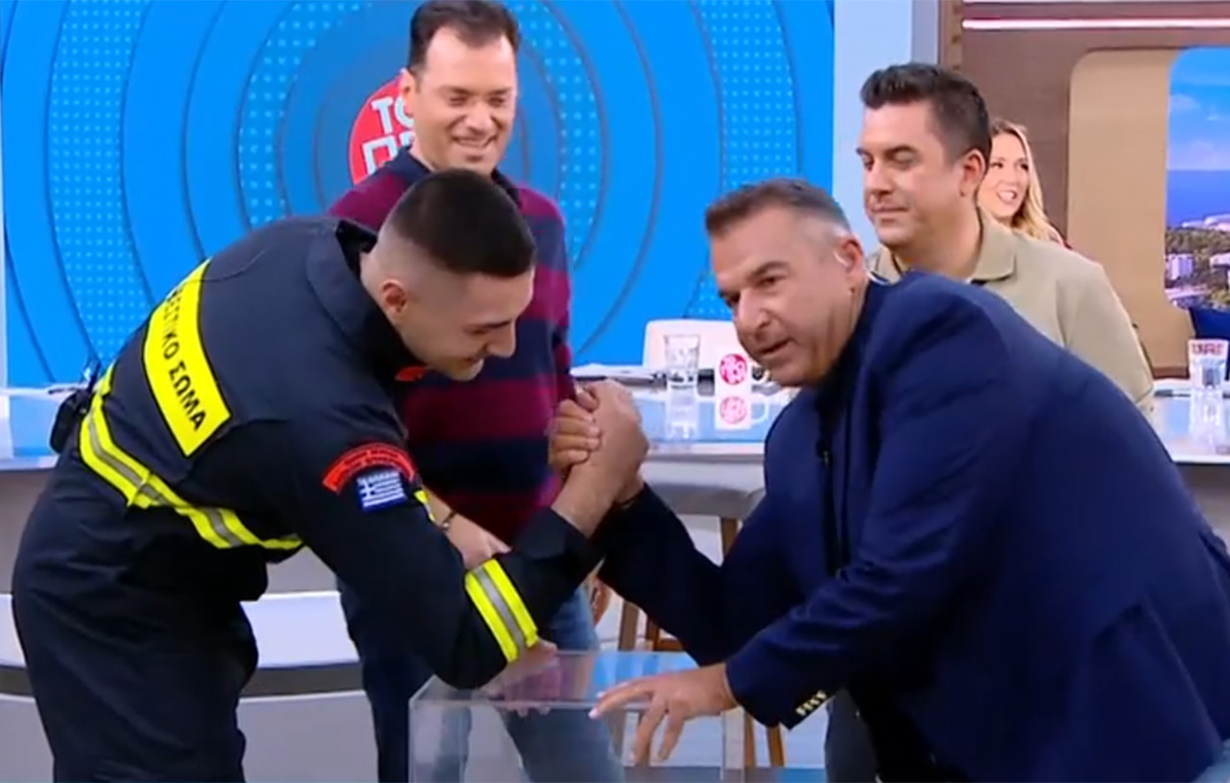 Ο Γιώργος Λιάγκας έπαιξε μπρα ντε φερ στην εκπομπή του και στραμπούλιξε το δάχτυλό του