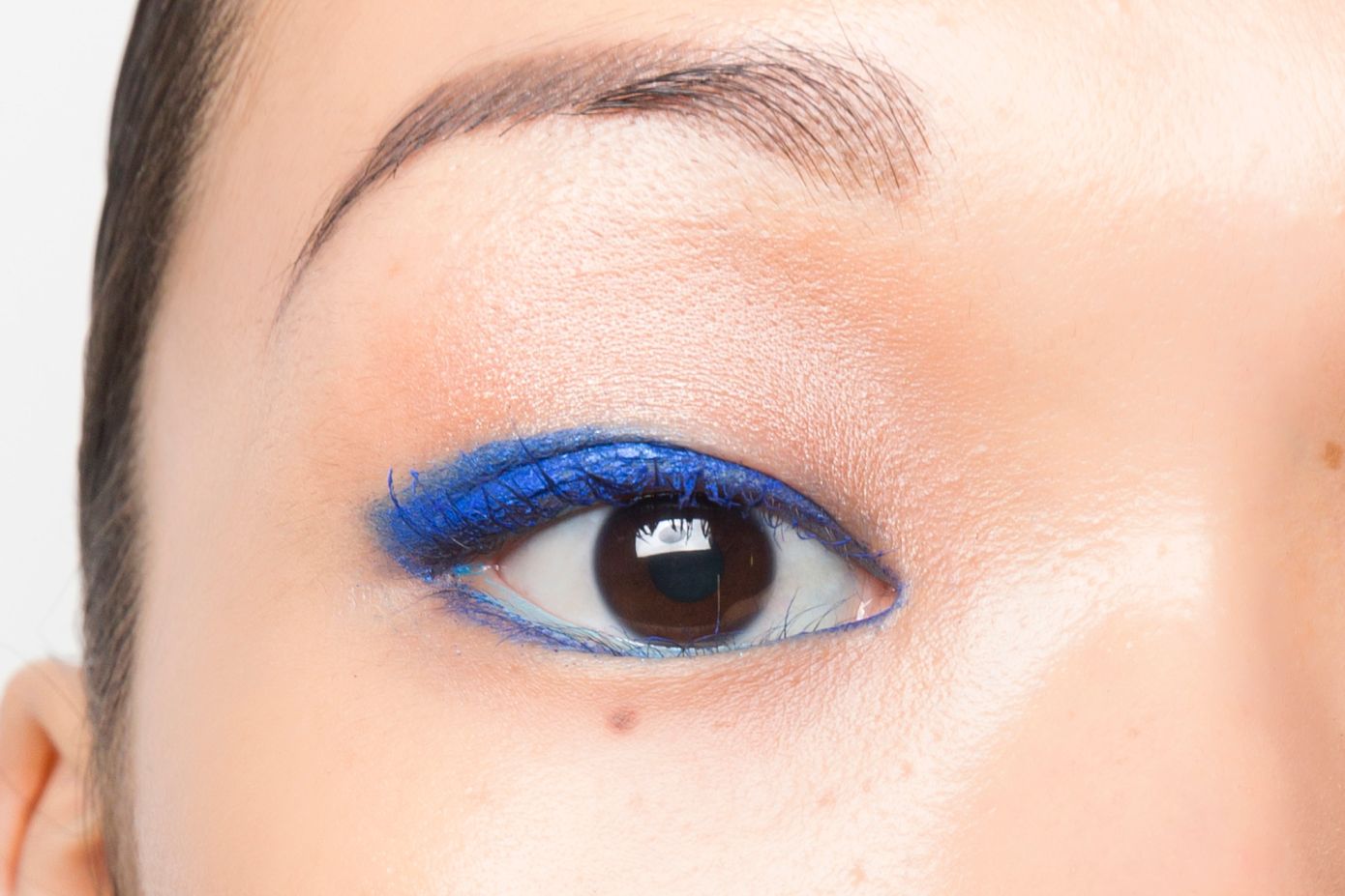 Aυτό το ιδιαίτερο χρώμα mascara αναδεικνύει τα καστανά μάτια και κάνει το βλέμμα ακαταμάχητο