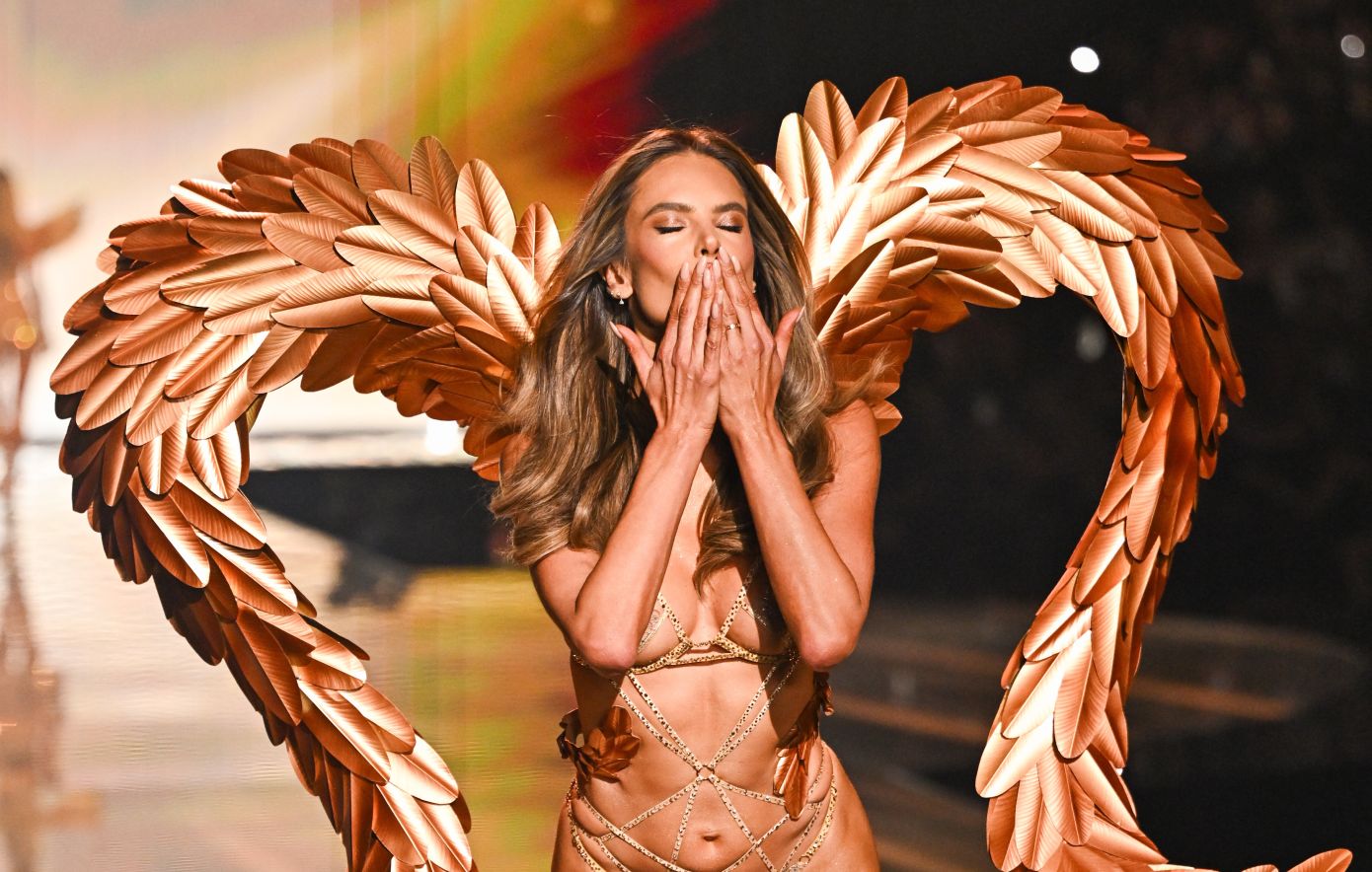 Το μανικιούρ της πασαρέλας της Victoria’s Secret θα γίνει η απόλυτη τάση του χειμώνα