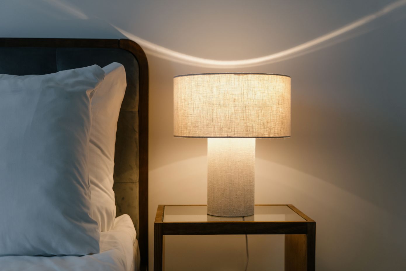 Θέλετε πιο ζεστή και χαλαρή ατμόσφαιρα το βράδυ στο σπίτι; Δείτε ποιο χρώμα λάμπας πρέπει να επιλέξετε