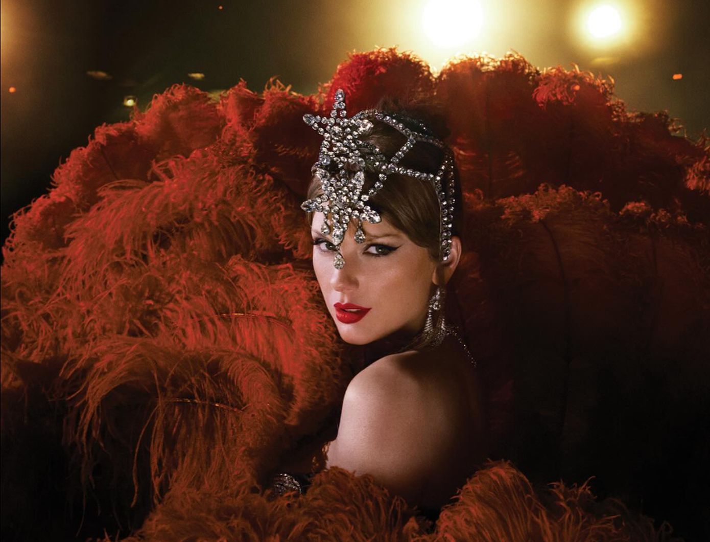 H Taylor Swift θυμίζει αστρική θεά φορώντας ένα headpiece με την υπογραφή Celia Kritharioti