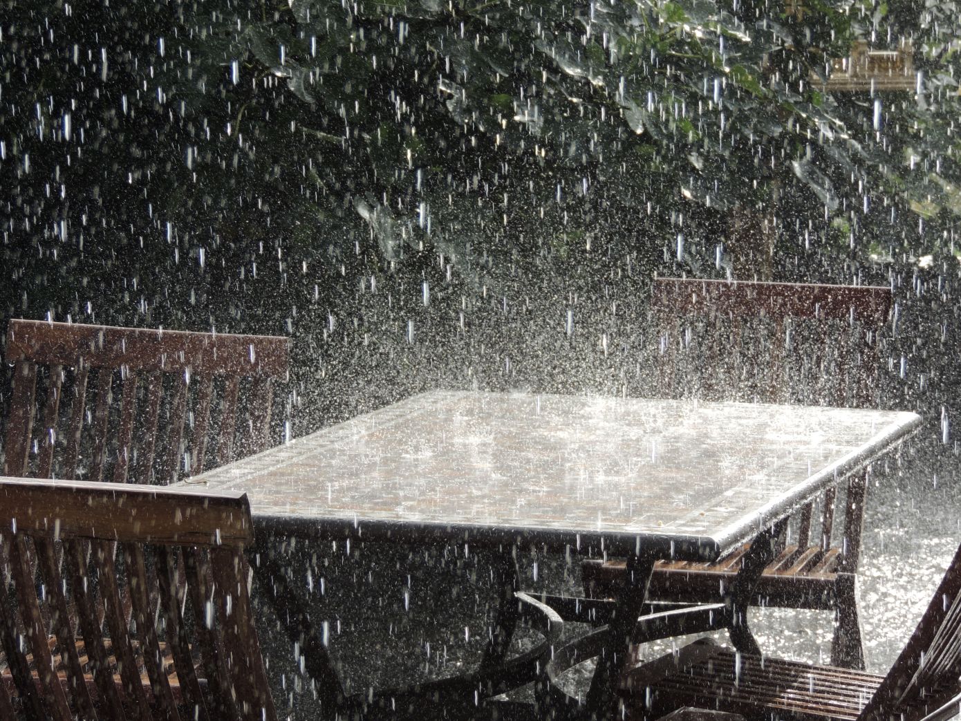 Έτσι θα προστατεύσετε τα έπιπλα εξωτερικού χώρου πριν μπει ο χειμώνας