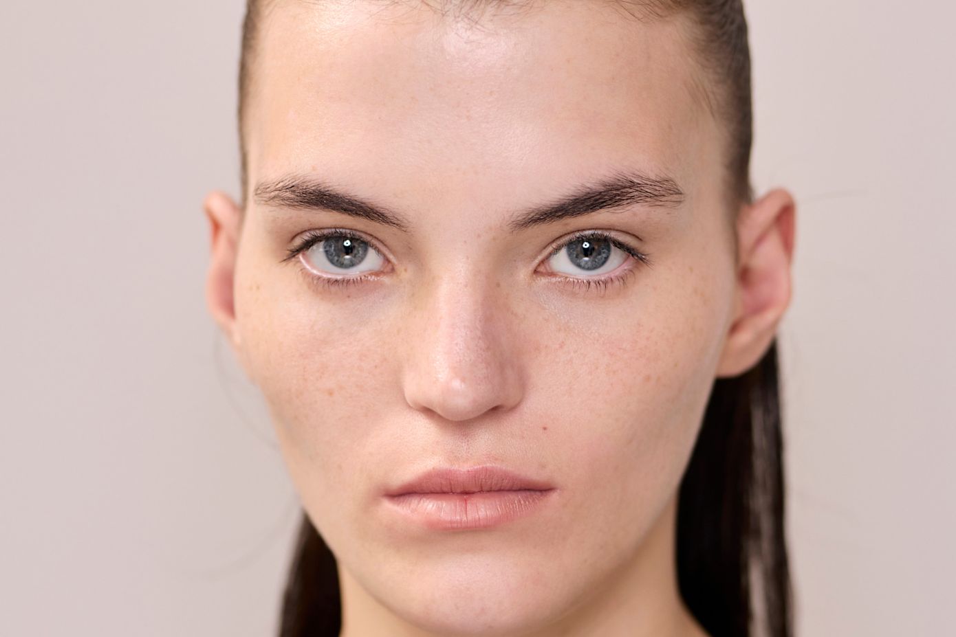 Τι προκαλεί το πρήξιμο και τις σακούλες κάτω από τα μάτια και πώς να το αντιμετωπίσετε