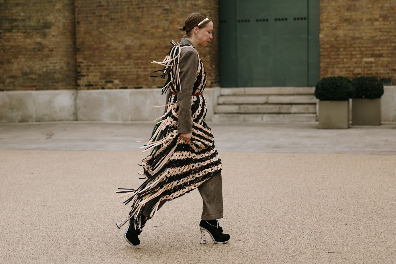 Φόρεμα πάνω από παντελόνι: Το trend που λατρέψαμε από τα 00s είναι και πάλι εδώ