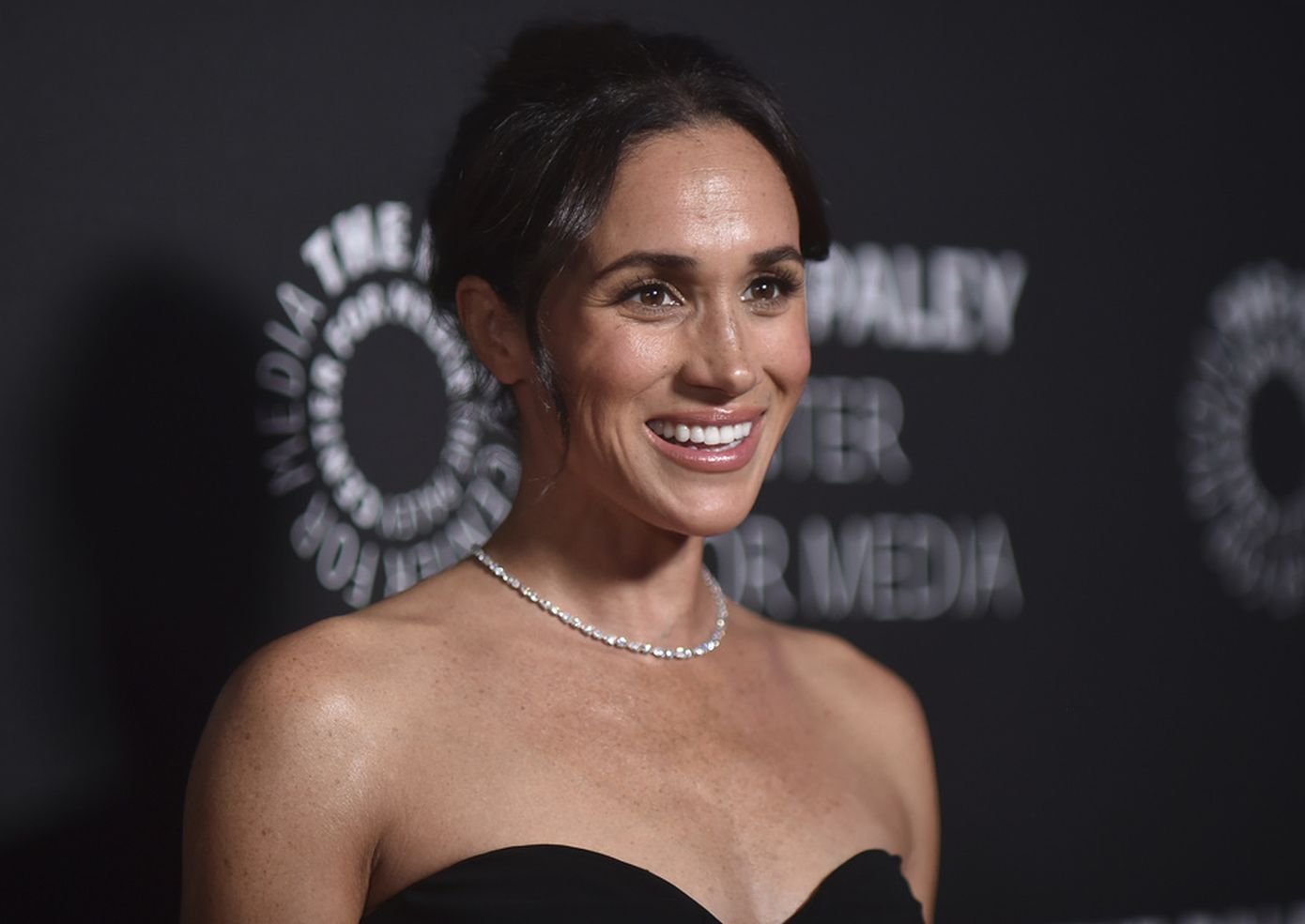 Η Meghan Markle έκανε μια απρόσμενη εμφάνιση με ιδιαίτερη σημασία στο show του οίκου Balenciaga στο Παρίσι