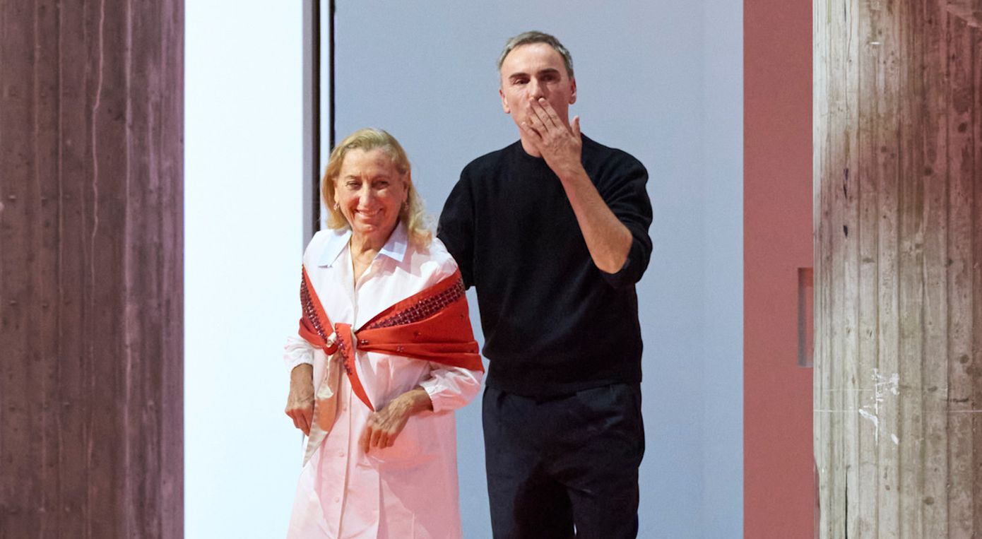 H Miuccia Prada έδειξε τον πιο αρχοντικό τρόπο να φορέσετε ένα τριγωνικό μαντήλι