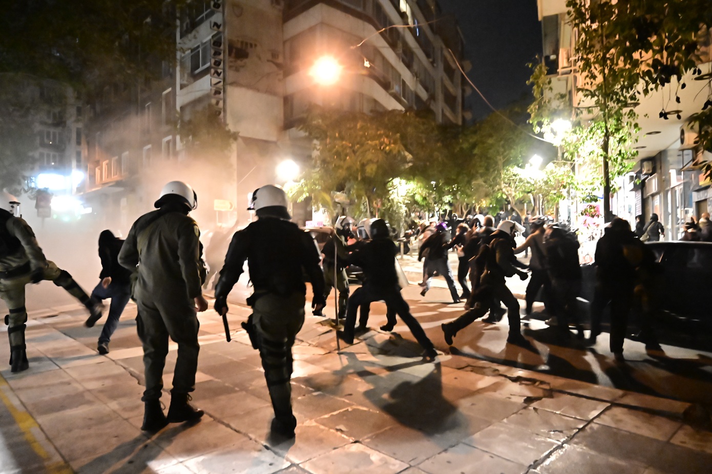 Επεισόδια στα Εξάρχεια: Κουκουλοφόροι επιτέθηκαν σε δυνάμεις των ΜΑΤ – Τέσσερις αστυνομικοί τραυματίες