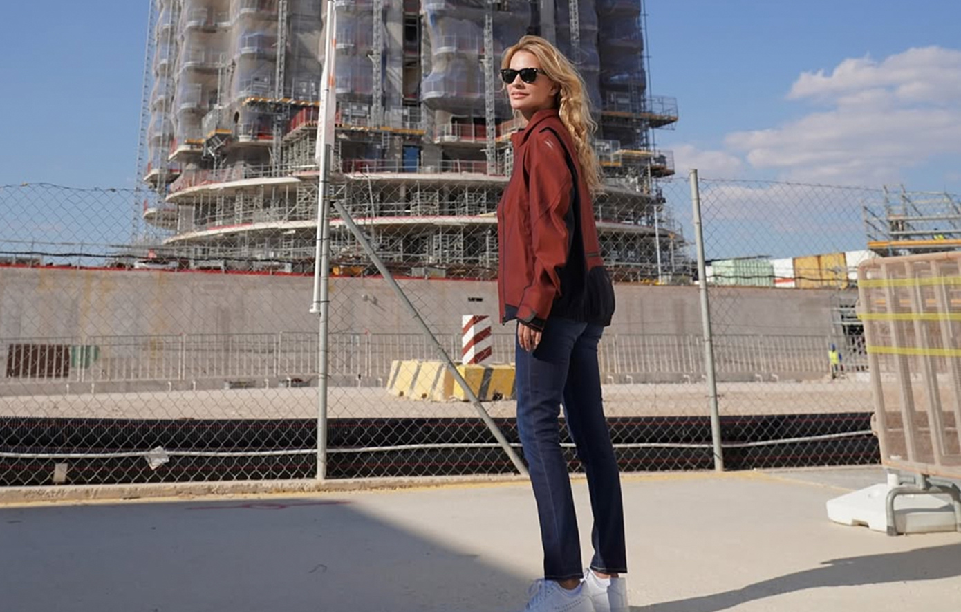 Το design της Ιωάννας Μαρινοπούλου συναντά τον Πύργο του Ελληνικού, η 28η Οκτωβρίου για την Αικατερίνη Εμπειρίκου και το «Strike a Pose» με τη Σαμάνθα Τζόουνς