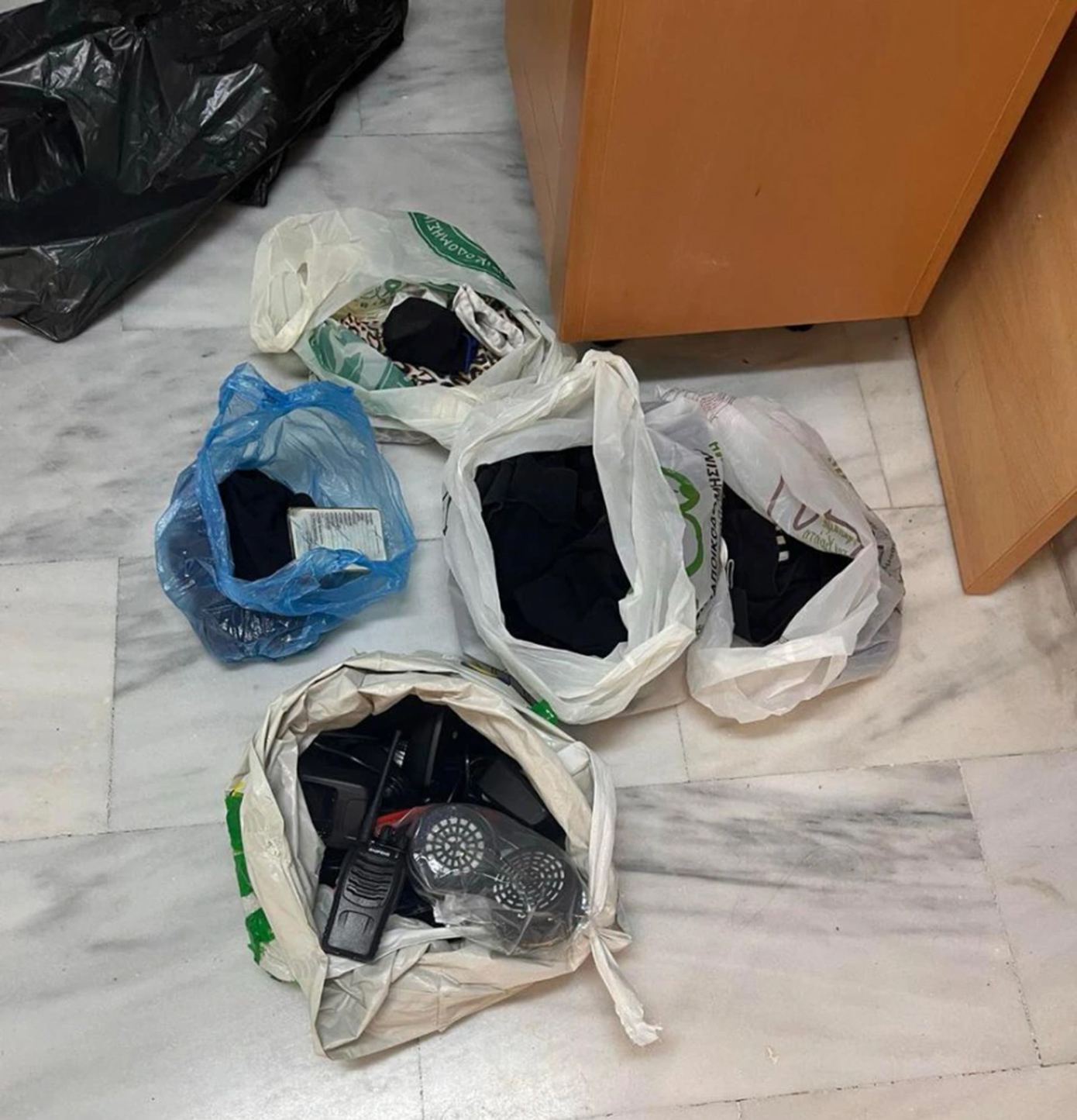 Έξι συλλήψεις για την επίθεση στον Βορίδη μετά το «ντου» στην κατάληψη Ευαγγελισμός – Βρέθηκαν καδρόνια, σφυριά, μάσκες