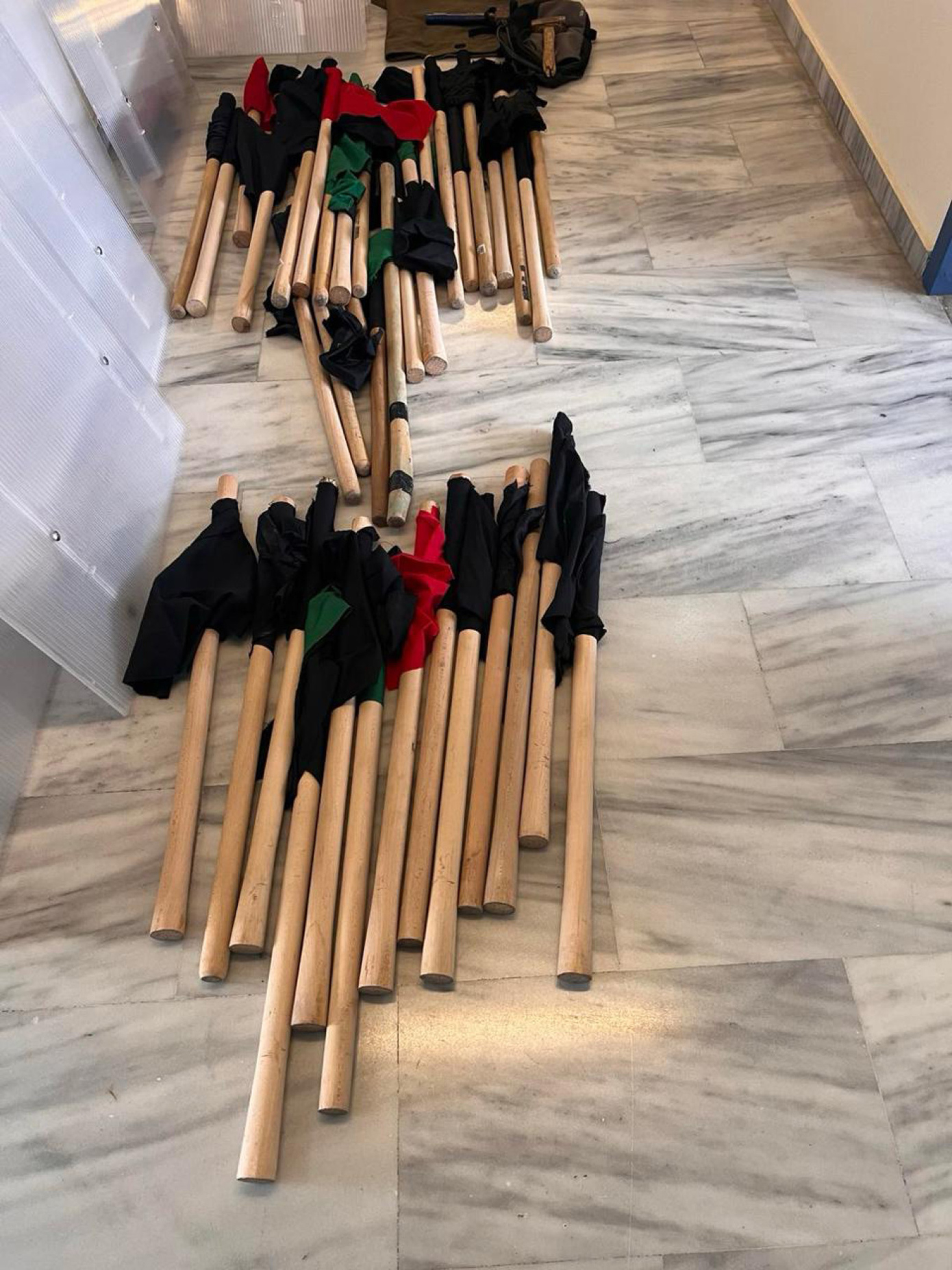 Έξι συλλήψεις για την επίθεση στον Βορίδη μετά το «ντου» στην κατάληψη Ευαγγελισμός – Βρέθηκαν καδρόνια, σφυριά, μάσκες