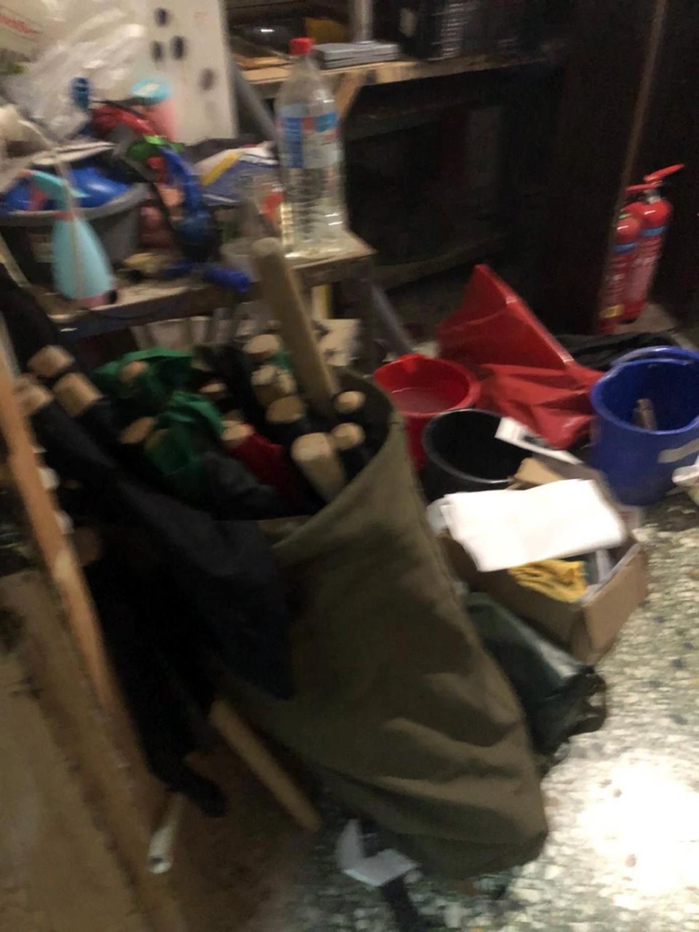 Έξι συλλήψεις για την επίθεση στον Βορίδη μετά το «ντου» στην κατάληψη Ευαγγελισμός – Βρέθηκαν καδρόνια, σφυριά, μάσκες