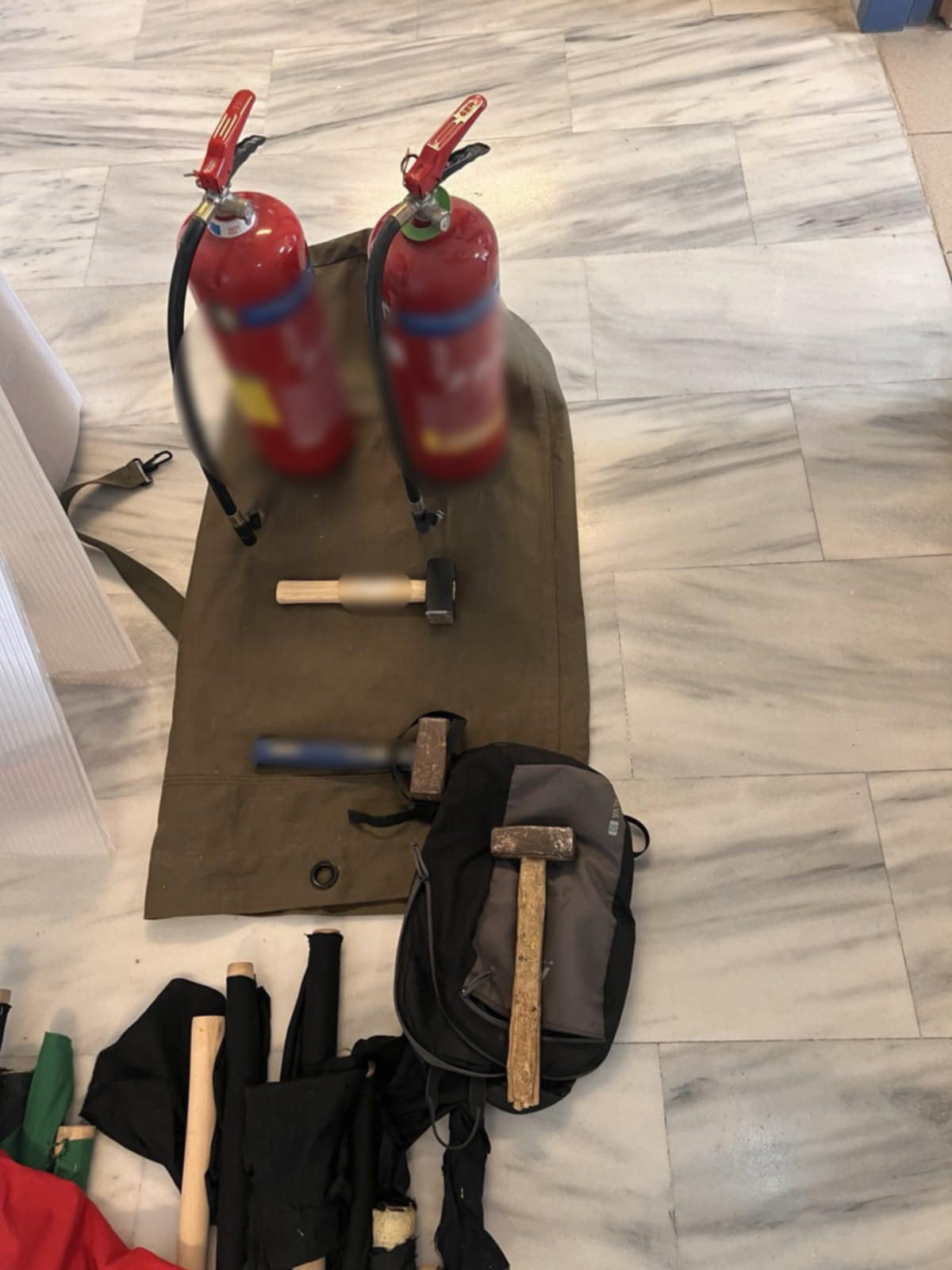 Έξι συλλήψεις για την επίθεση στον Βορίδη μετά το «ντου» στην κατάληψη Ευαγγελισμός – Βρέθηκαν καδρόνια, σφυριά, μάσκες