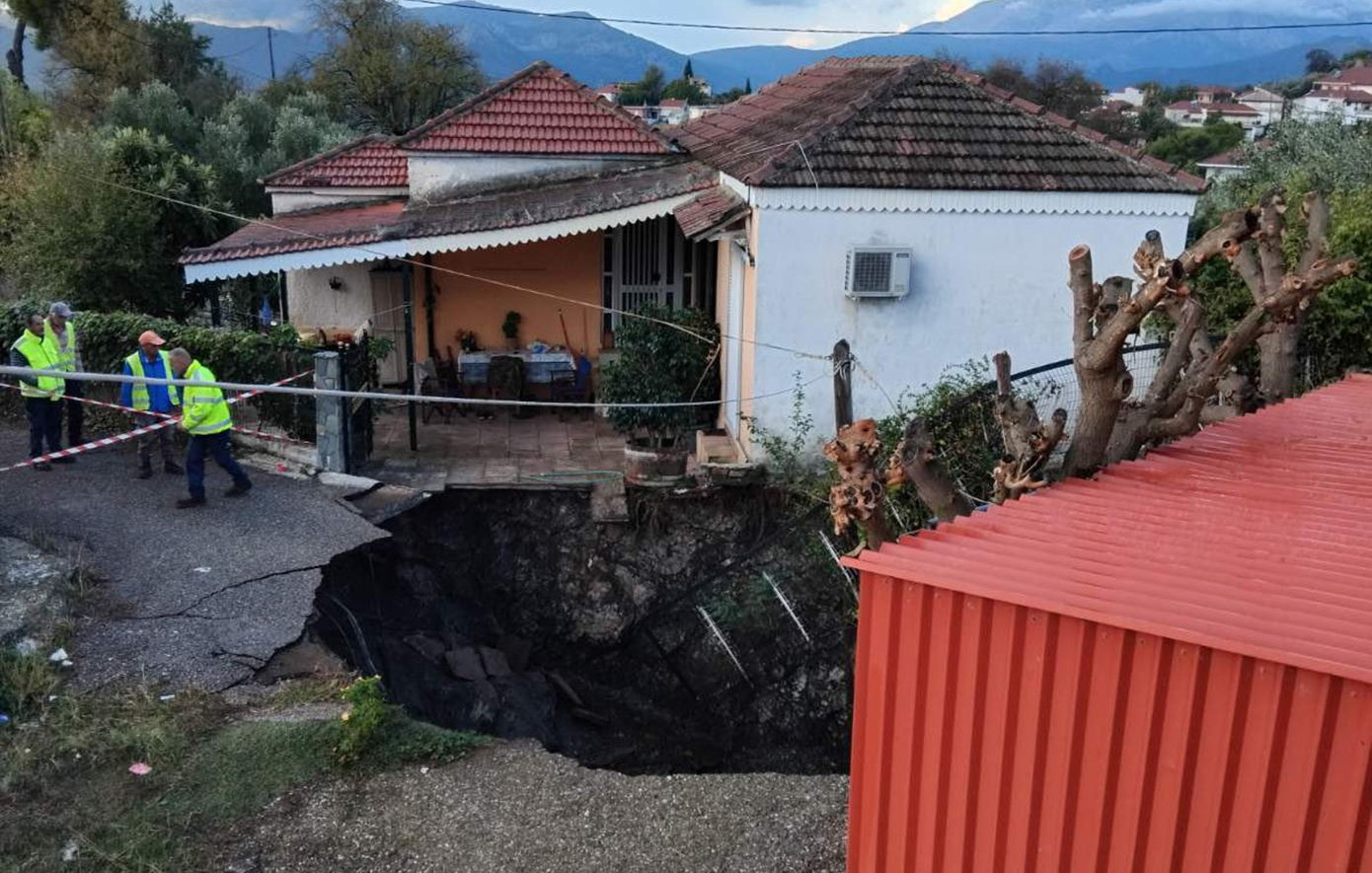 Απίστευτες εικόνες από καθίζηση στις Φυτείες Αιτωλοακαρνανίας: Άνοιξε κρατήρας ανάμεσα σε σπίτια